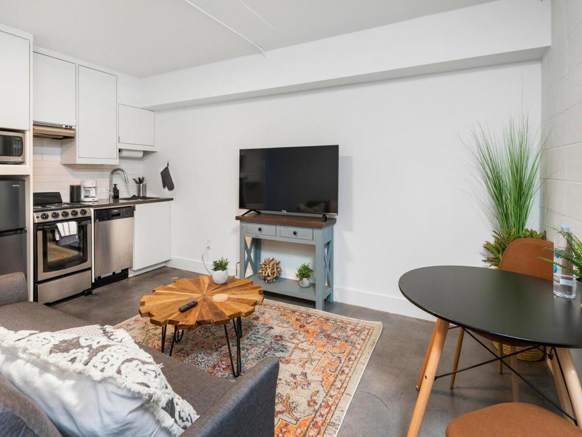 Апартаменты Comfortable Studio With Queen Bed, City Walkable! Атланта Экстерьер фото