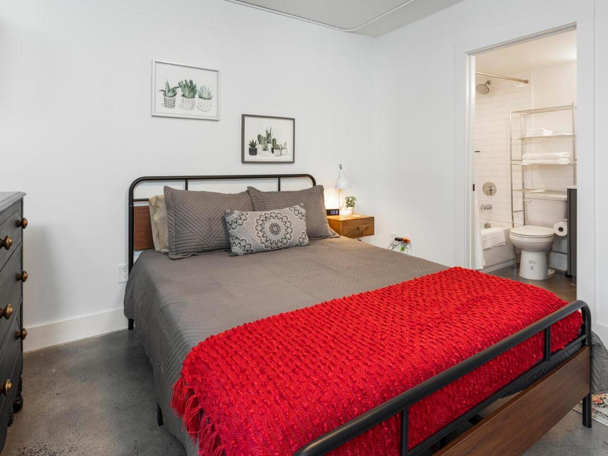 Апартаменты Comfortable Studio With Queen Bed, City Walkable! Атланта Экстерьер фото